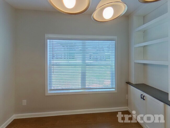 Foto del edificio - 215 Waters Edge Pkwy