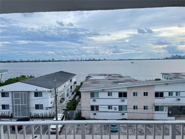 Building Photo - 1801 S Treasure Dr