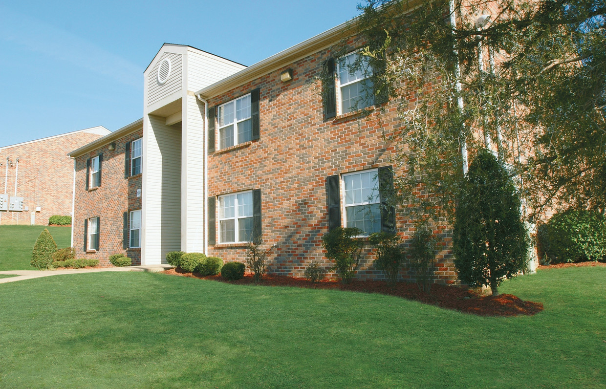 Primary Photo - Skyline Village Apartments