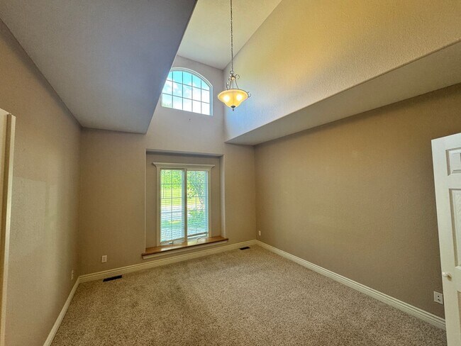 Foto del edificio - 4 Bed 3 Bath near Manhattan Country Club!