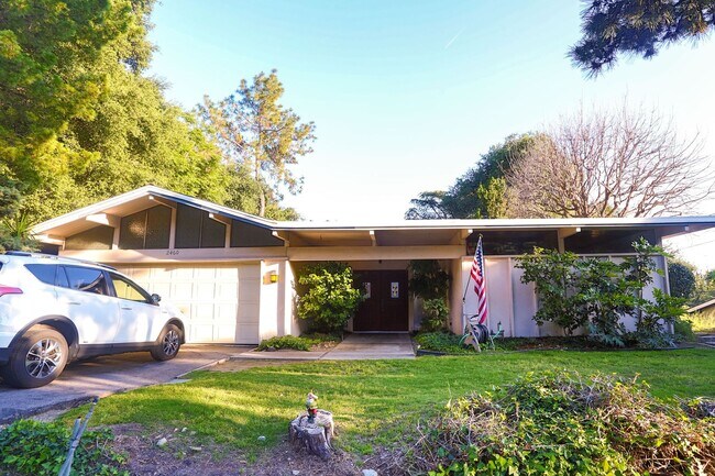 Foto del edificio - BEAUTIFUL 3 BEDROOM HOME WITH POOL IN THE HILLS OF LA CRESCENTA