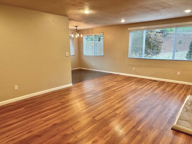 Building Photo - Beautiful, Spacious 3 bed home + Patio/Ful...