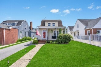 Building Photo - 10 Dorothy Ct