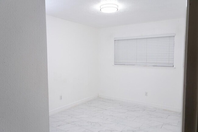 Foto del edificio - 3030 Shawnee Dr