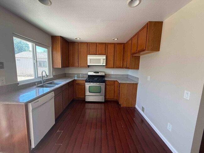 Foto del edificio - Single Story 4 Bedroom