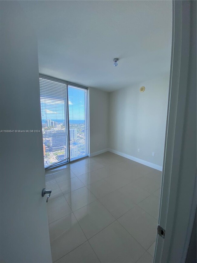 Foto del edificio - 185 SW 7th St