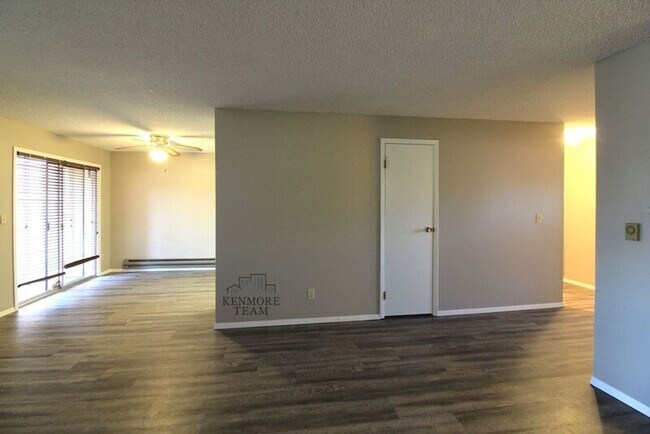 Building Photo - 3121 W Hood Ave