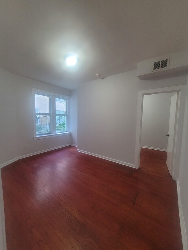 Foto del edificio - 2206 S Marshall Blvd