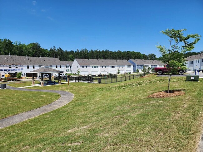 Foto del edificio - Room in Townhome on Old Battle Bridge Rd