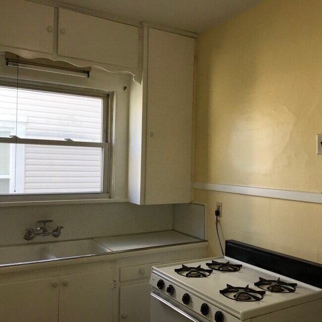 1215 18th Street Kitchen - 1215 18th St NW
