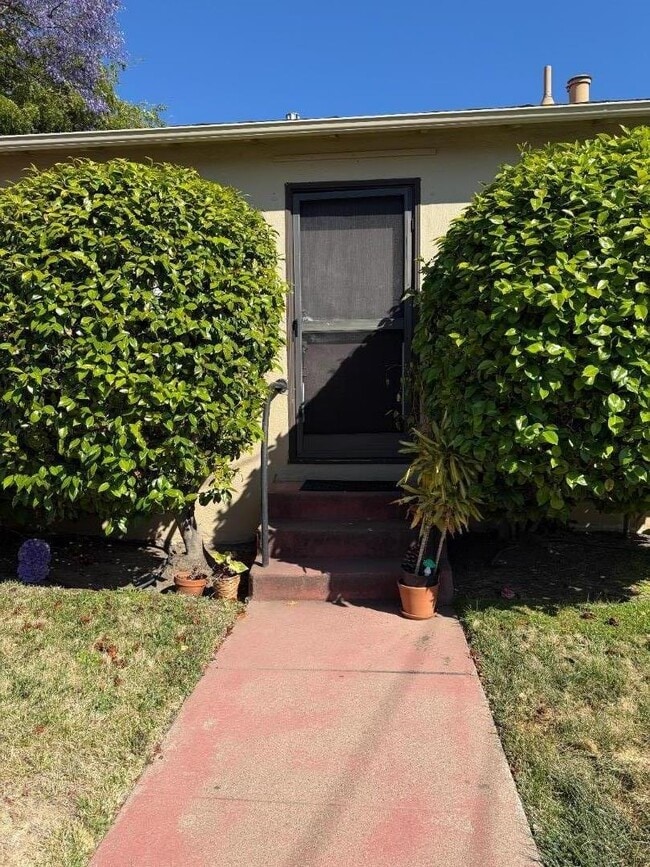 Building Photo - 604 7th Ave