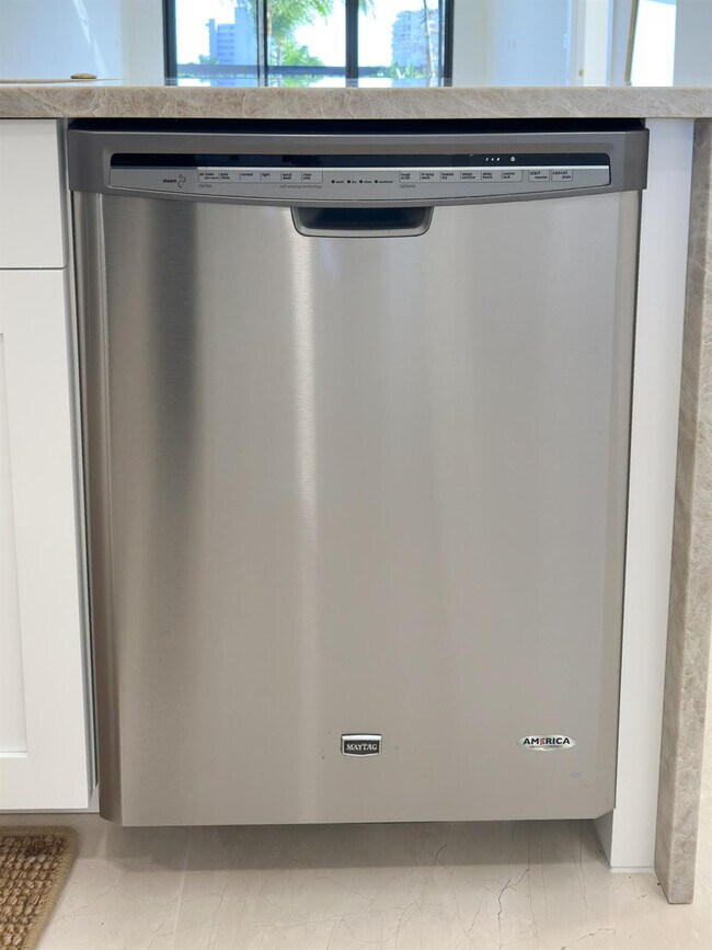 Foto del edificio - 4800 Bayview Dr