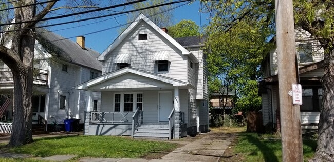 Building Photo - Old Brooklyn - 3 Bedroom Single Family Home