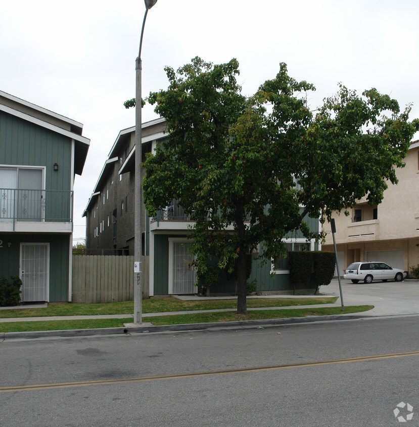 Foto del edificio - 7892 Holt Ave.