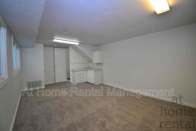 Building Photo - 8316 S Pittsburg Ave