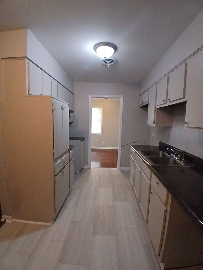 Foto del edificio - Charming 3-Bedroom Home in Desirable Ralei...