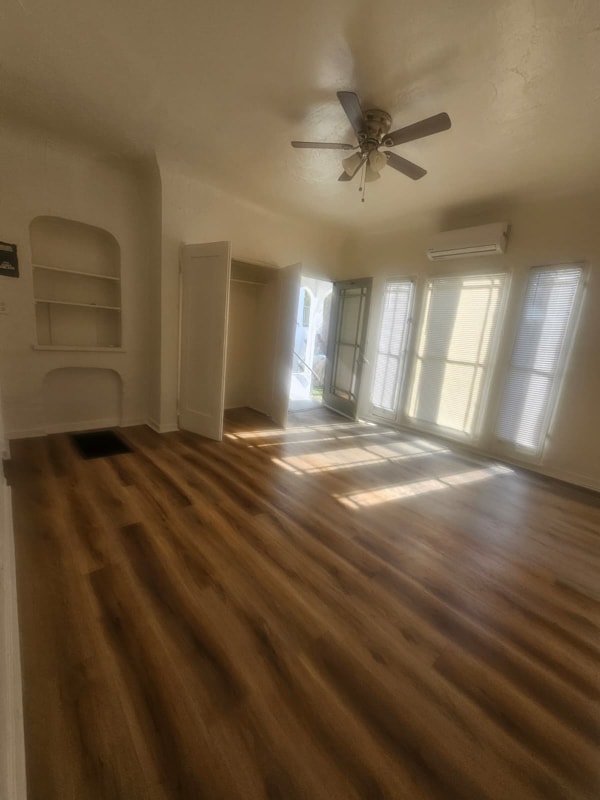 Building Photo - 806 N Poinsettia Pl