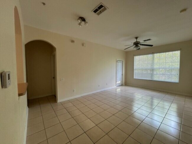 Building Photo - 2 bedroom condo in Gated Community with co...