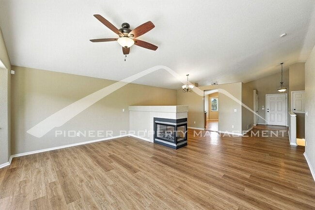 Building Photo - Spacious Home with Washer/Dryer and Fenced...