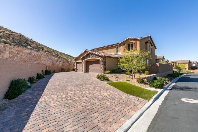 Building Photo - Beautiful Next-Gen Home with Private Entry Suite & Spacious Backyard * MOVE IN SPECIAL*
