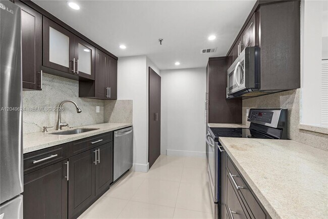 Building Photo - 2457 Collins Ave
