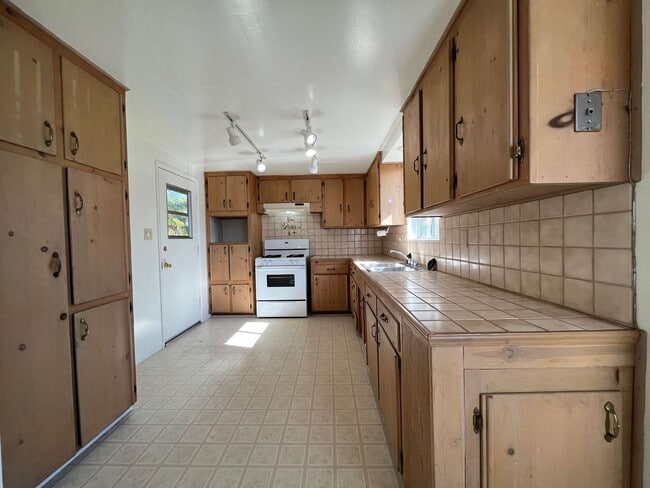 Building Photo - 1093 Brighton Ave