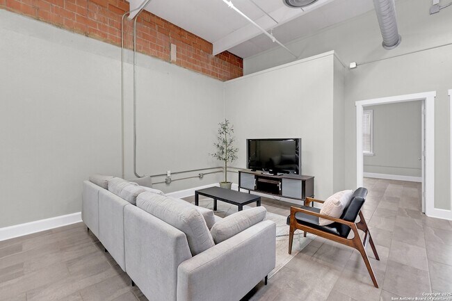 Foto del edificio - 3363 E Commerce St