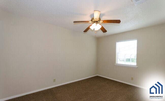 Building Photo - 2-bedroom 1 bath duplex Country living clo...