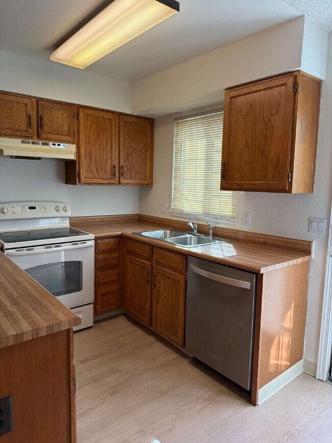 Foto del edificio - Cozy 2 Bed, 1.5 Bath Townhouse with Fireplace + Community Pool + Reserved Parking Space!