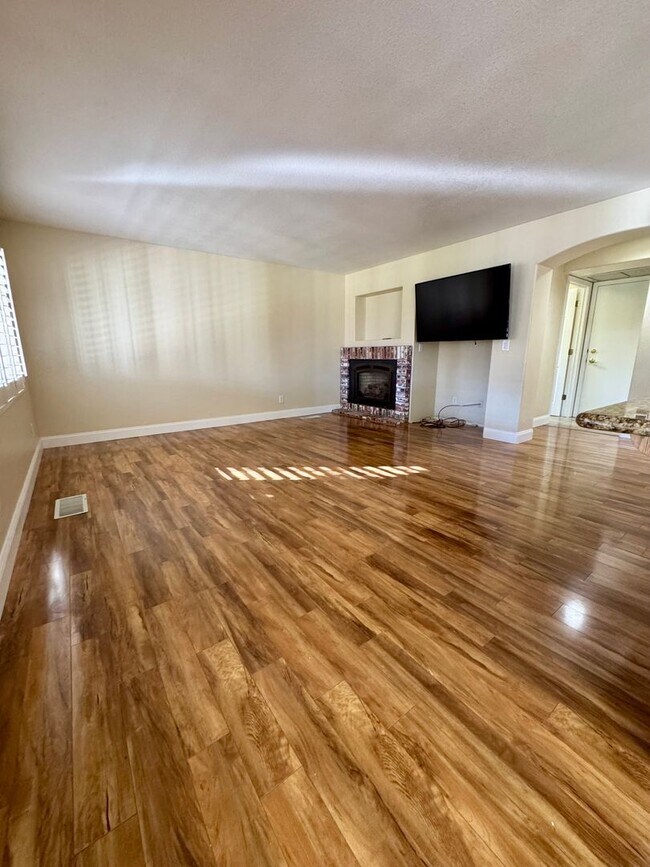 Foto del edificio - Inviting two-story 4BR/2.5BA home on nice lot with RV/trailer parking in Galena Terrace Estates!