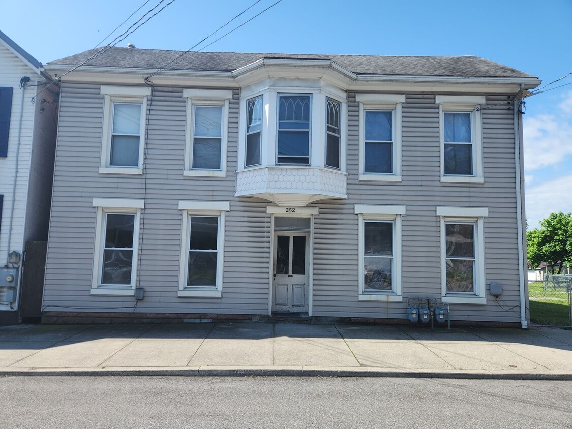 Primary Photo - 252 Lincoln Way W