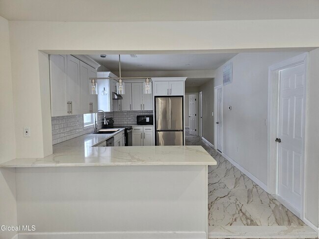 Foto del edificio - 489 Grooms Rd