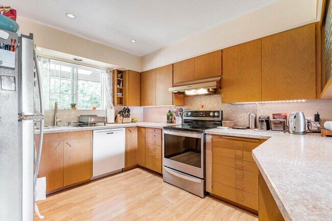 Building Photo - Charming 3-bdrm/2-bath Mid-Century ranch—A...