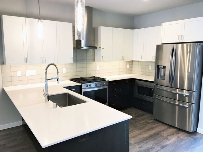 Building Photo - CONTEMPORARY WEDGWOOD 3 BED, 3 BATH TOWNHO...