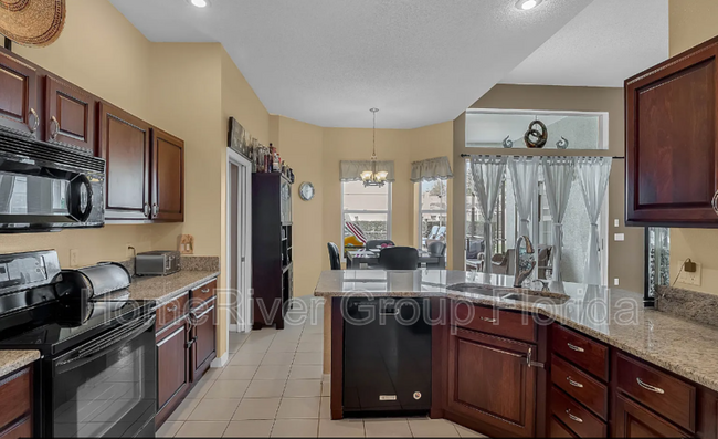 Building Photo - 525 Lakescape Ct