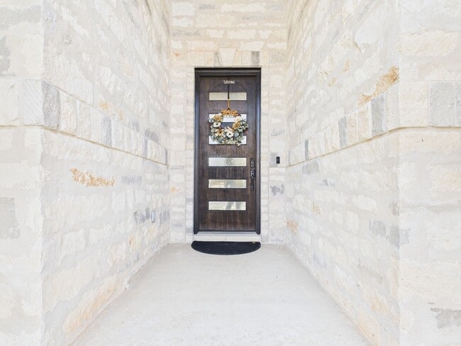 Building Photo - Stunning Home
