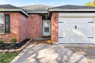 Building Photo - 2705 Clara Ln