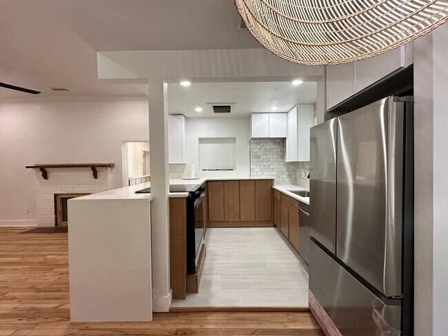 Foto del edificio - Renovated Home Near UF & Law School | Private Entrance + Porch