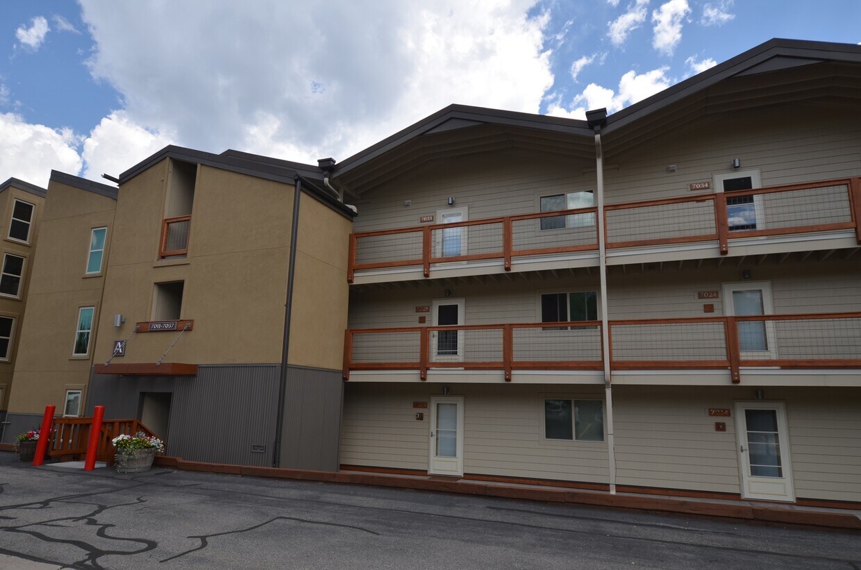 Foto principal - Updated Unit! Great Views! Year lease!
