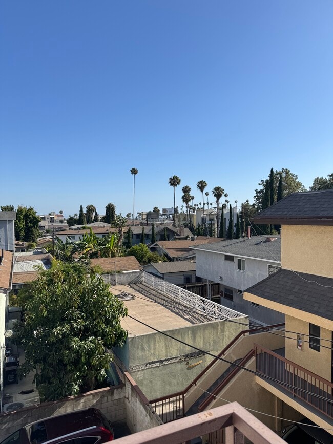 Building Photo - 1759 N Mariposa Ave