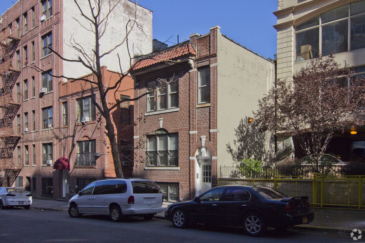Primary Photo - 111 Henwood Pl