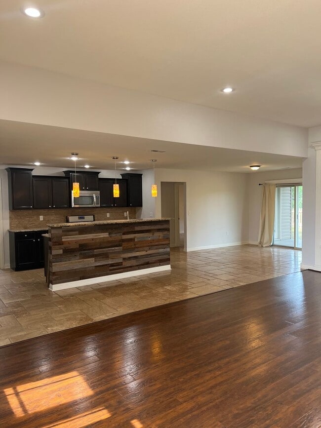 Building Photo - 3 bedroom, 2 bathroom, 2 car garage, single family home located on the south of town