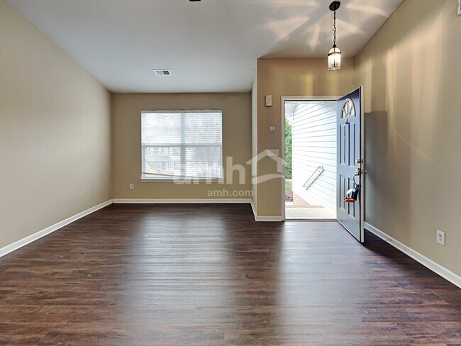 Building Photo - 710 Timberwood Ridge