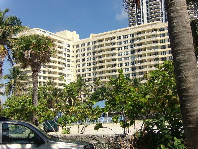 vista lateral del parque - 4747 Collins Ave