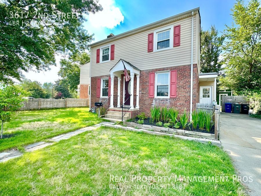 Primary Photo - Stunning, Sun-Drenched Home- 1 Mile to Bal...