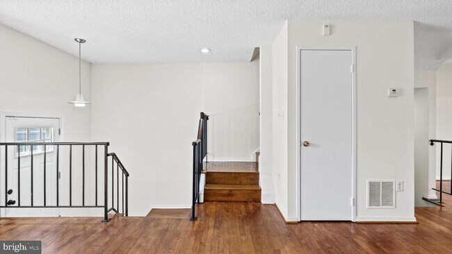 Building Photo - This stunning 3-bedroom, 2-bathroom interior townhome is sure to impress.