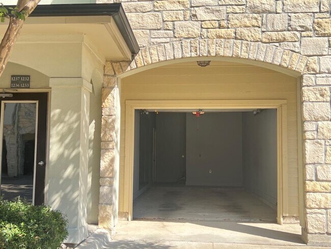 Building Photo - 7701 Rialto Blvd