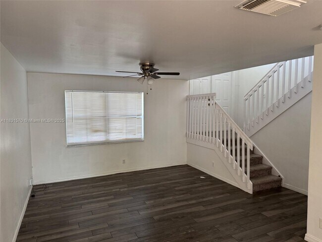 Foto del edificio - 7317 Flores Way