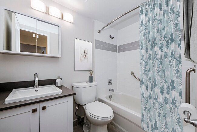 Photo du bâtiment - Upper Canada Court, West