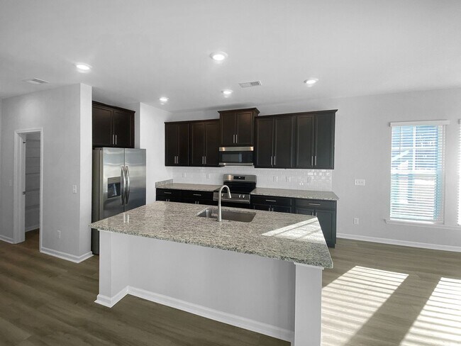 Building Photo - APRIL SPECIAL $500 off first months rent i...